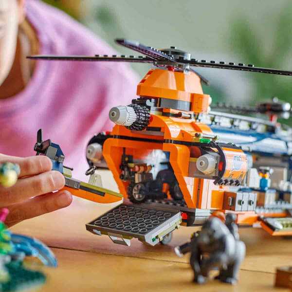 LEGO City Orman Kaşifinin Helikopteri Kamp Yerinde 60437 - 8 Yaş ve Üzeri Çocuklar için Yaratıcı Oyuncak Yapım Seti (881 Parça)