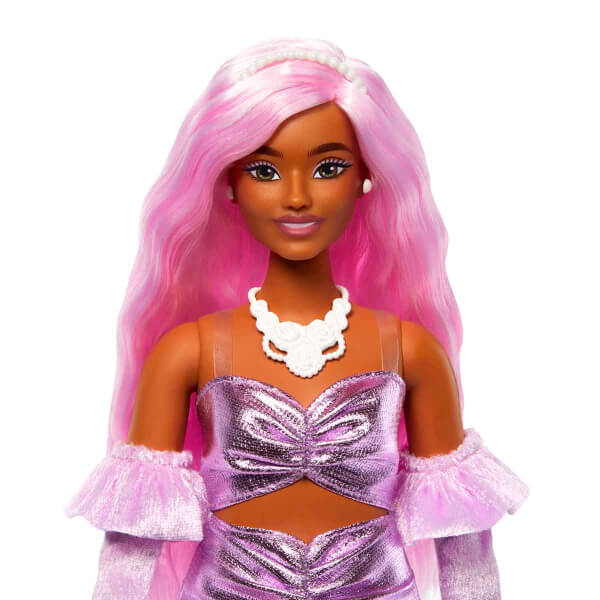 Barbie Deluxe Style Pembe Saçlı Bebek HYV25