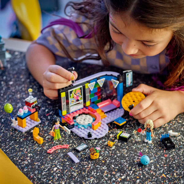 LEGO® Friends Karaoke Müzik Partisi 42610 - 6 Yaş ve Üzeri Çocuklar için Sahne İçeren Yaratıcı Oyuncak Yapım Seti (196 Parça)