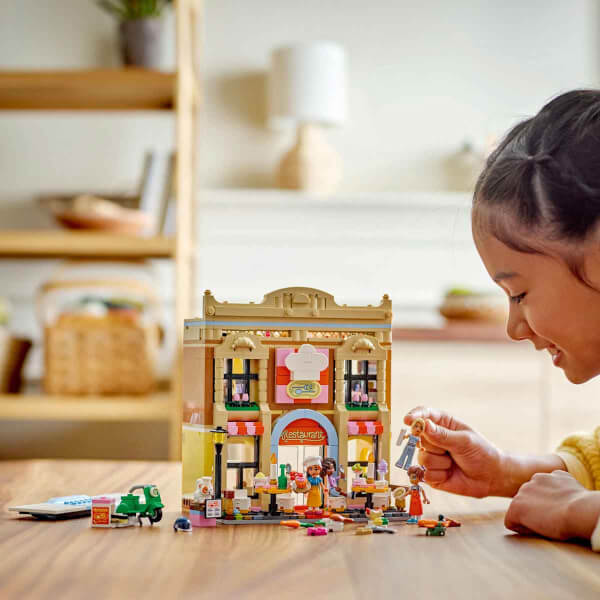 LEGO Friends Restoran ve Aşçılık Okulu 42655 - 8 Yaş ve Üzeri Çocuklar için Mini Bebek İçeren Yaratıcı Oyuncak Yapım Seti (896 Parça)