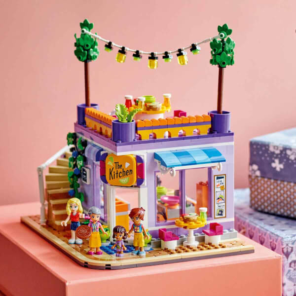 LEGO Friends Heartlake City Mutfak Atölyesi 41747 - 8 Yaş ve Üzeri Çocuklar için Yaratıcı Oyun Aksesuarları İçeren Oyuncak Yapım Seti (695 Parça)