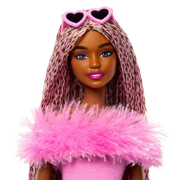 Barbie Deluxe Style Kahverengi Örgü Saçlı Bebek HYV28