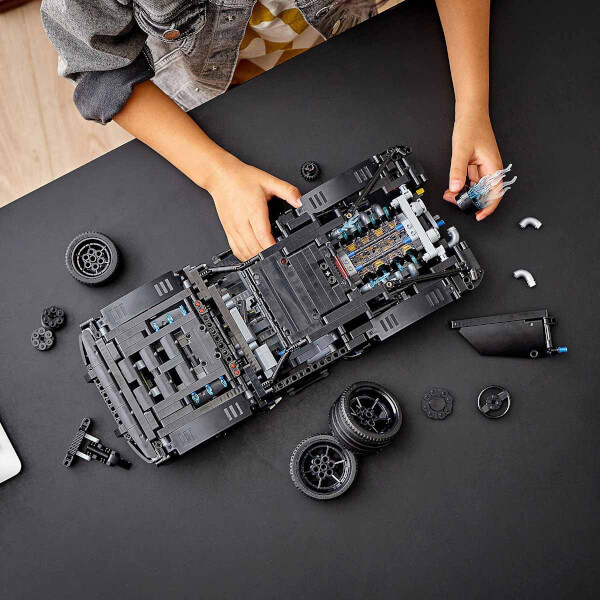 LEGO® Technic BATMAN – BATMOBİL 42127 - Yetişkinler İçin Koleksiyonluk Model Yapım Seti (1360 Parça)