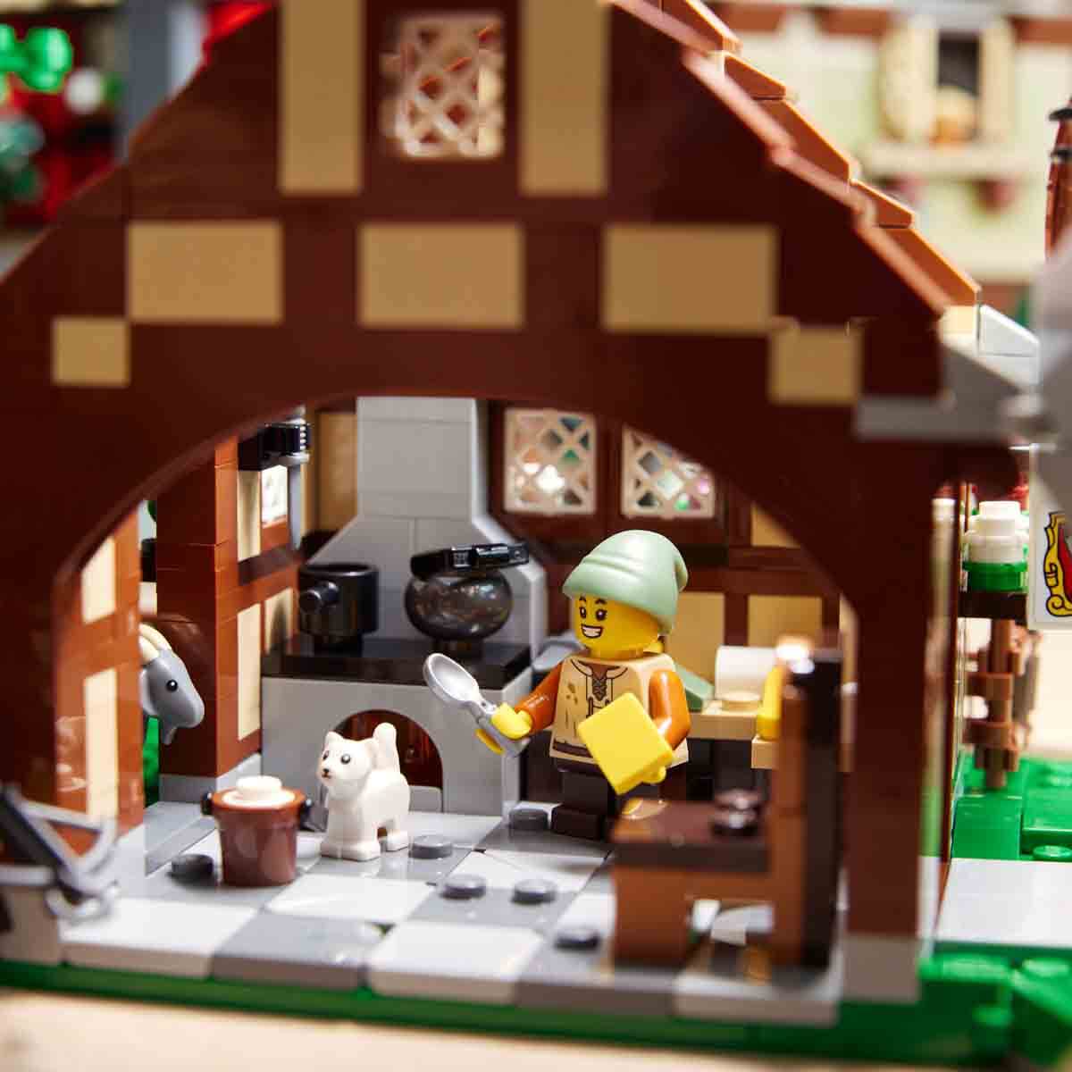undefined - 0165a_LEGO_Icons_Ortacag_Kasabasi_Meydani_10332_.jpg