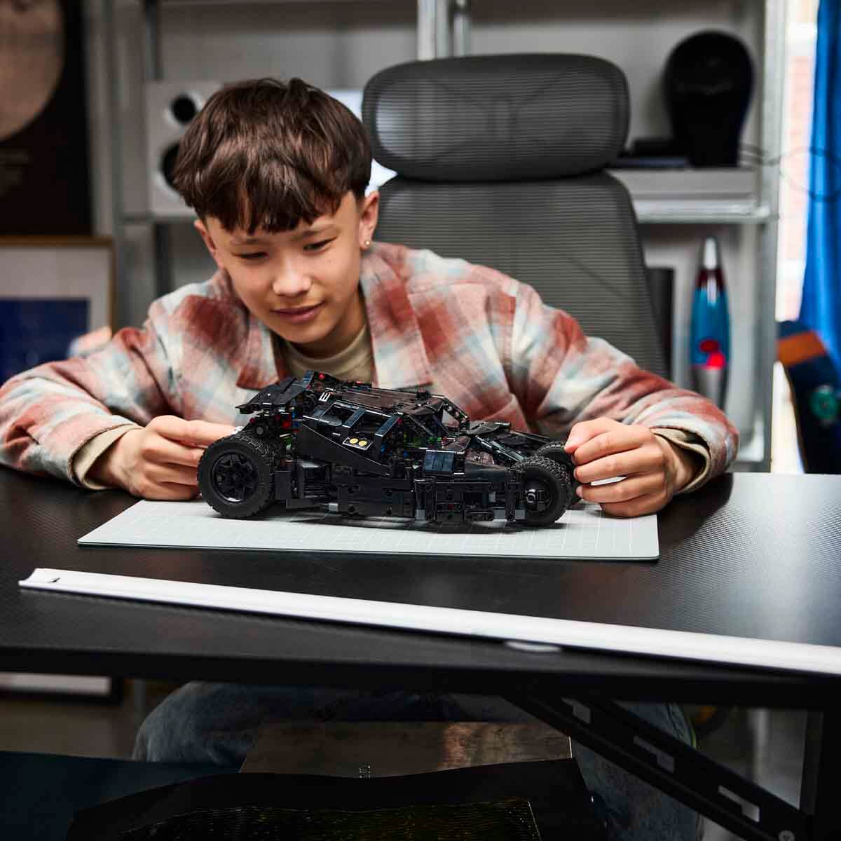 undefined - 01af4_LEGO_Technic_Batmobile_Tumbler_42239.jpg