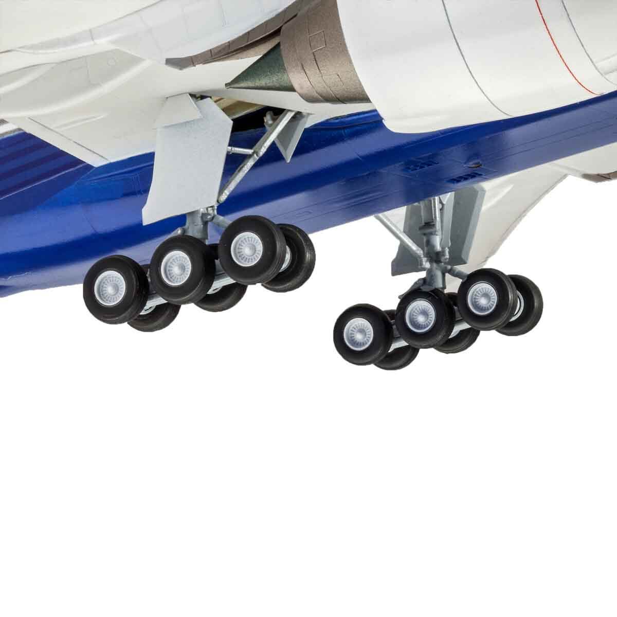undefined - 06da1_Revell_1_144_Boeing_777ER_VSU04945.jpg