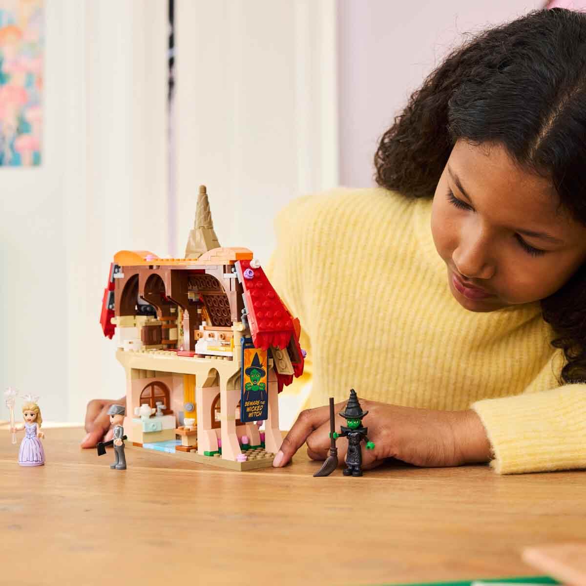 undefined - 08889_LEGO_Wicked_Glinda_ve_Elphabanin_Munchkinland_Ziya.jpg