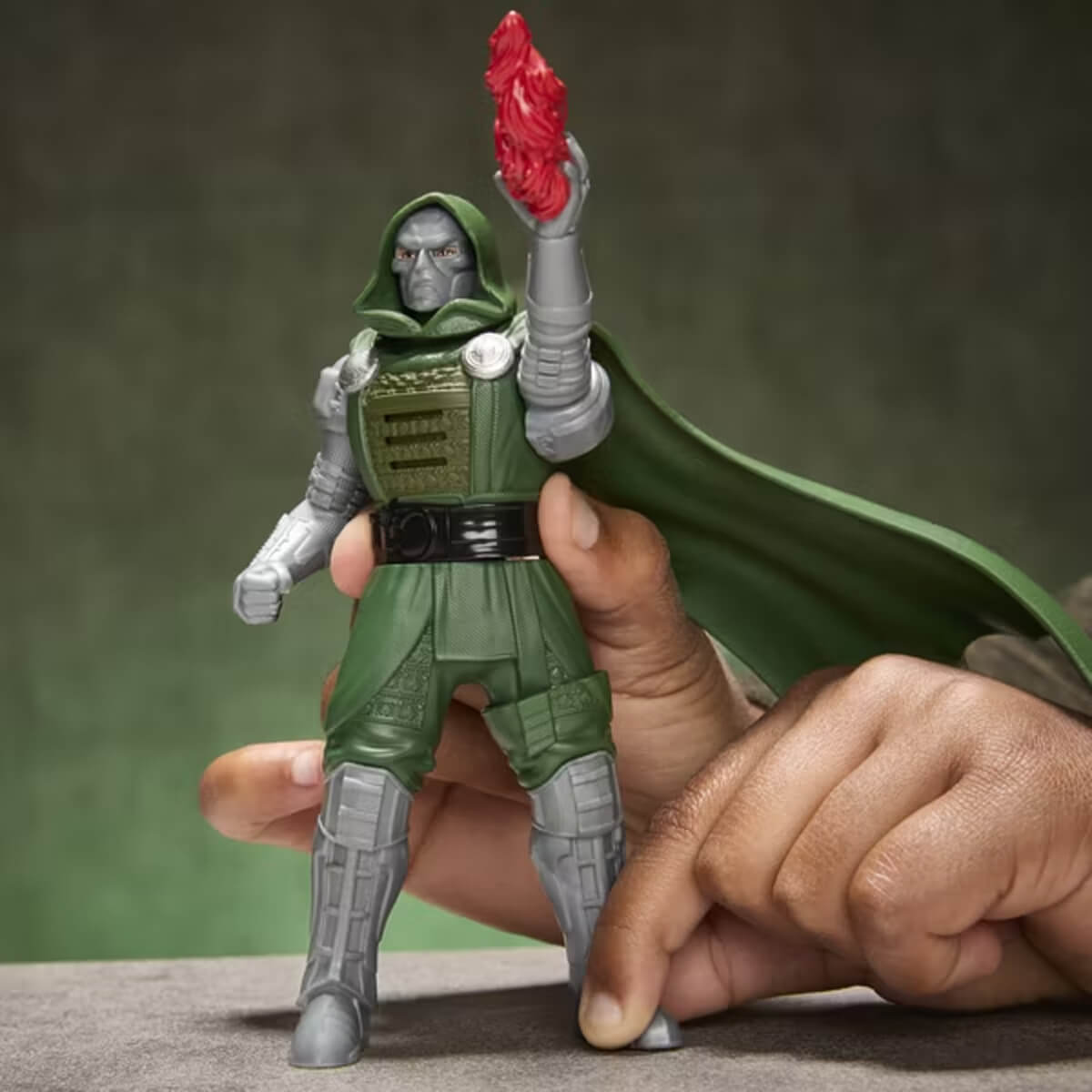 undefined - 0a50f_Sesli_Marvel_Avengers_Doomsday_Doctor_Doom_Figuru.jpg