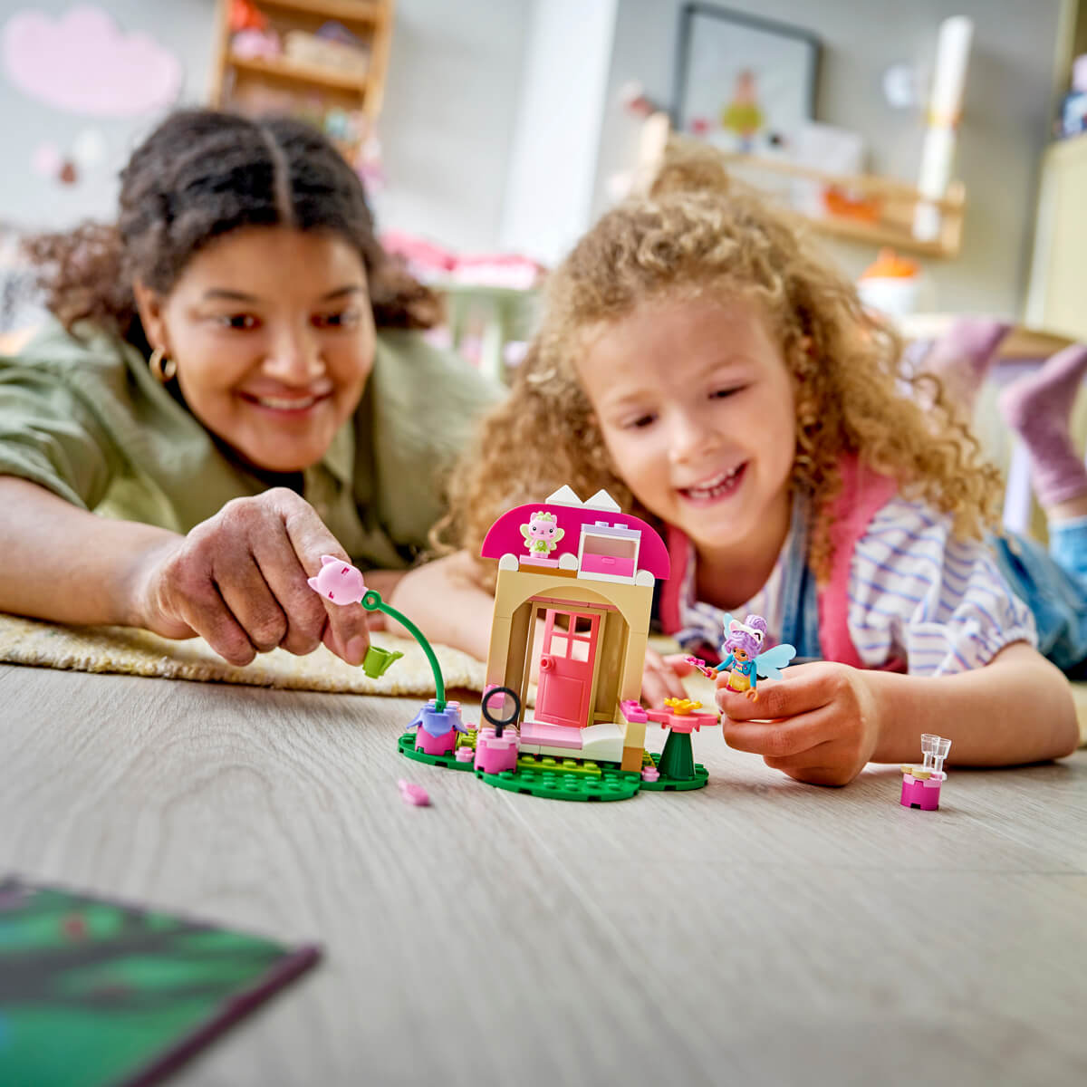undefined - 17a8e_LEGO_Gabby___s_Dollhouse_Peri_Kedi___nin_Bahce_Evi.jpg
