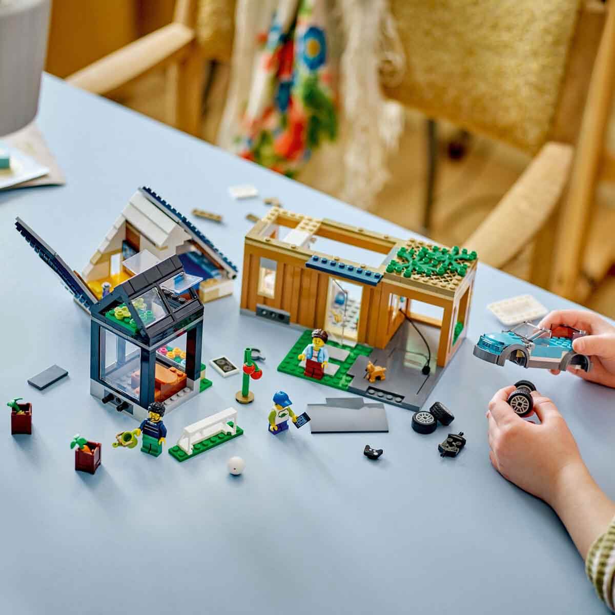 undefined - 2a6c7_LEGO_City_Aile_Evi_ve_Elektrikli_Araba_60398.jpg
