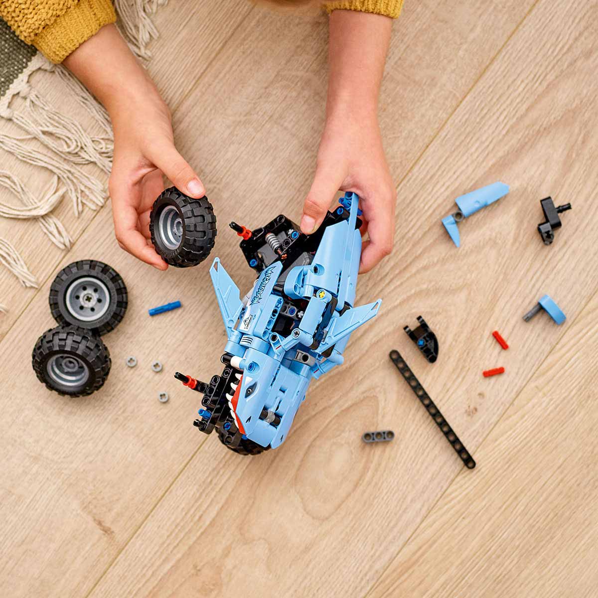 undefined - 2df2a_LEGO_Technic_Monster_Jam_Megalodon_42134.jpg