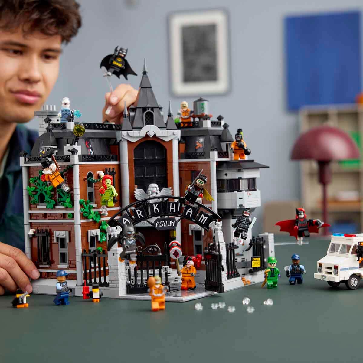 undefined - 30690_LEGO_DC_Batman_Arkham_Asylum_76300_.jpg