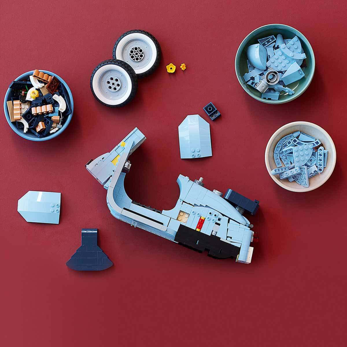 undefined - 30a91_LEGO_Vespa_125_10298.jpg