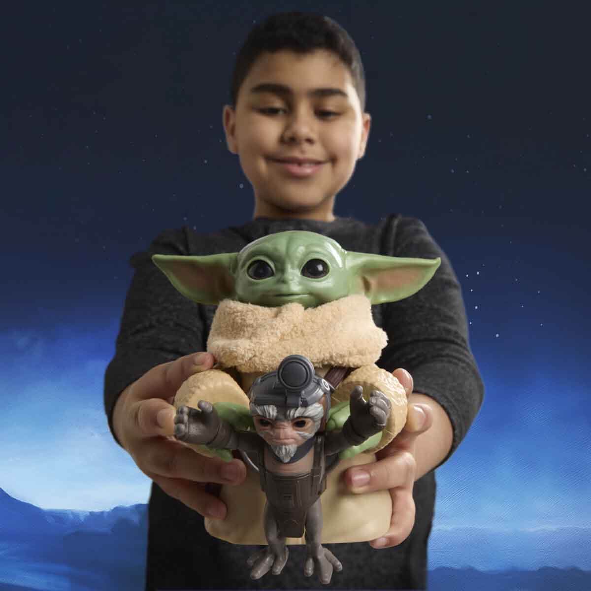 undefined - 321b6_Sesli_Star_Wars_Huggin_Grogu_Figur.jpg