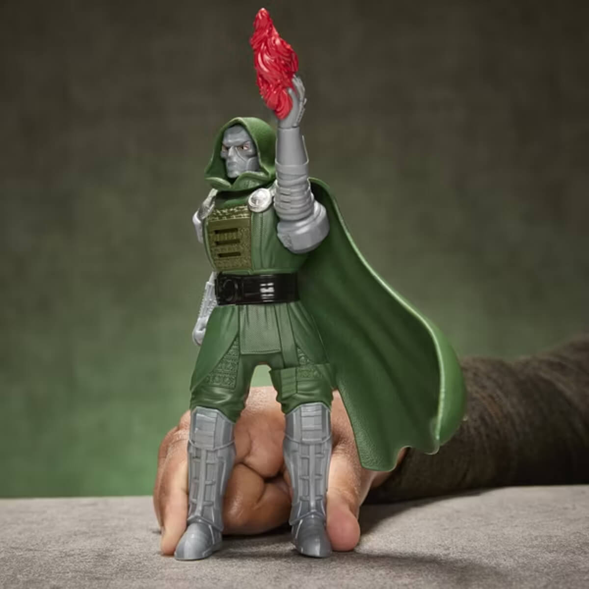 undefined - 35f0e_Sesli_Marvel_Avengers_Doomsday_Doctor_Doom_Figuru.jpg