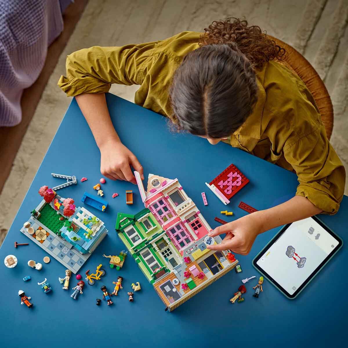 undefined - 45607_LEGO_Friends_Heartlake_City_Daireleri_ve_Magazalar.jpg