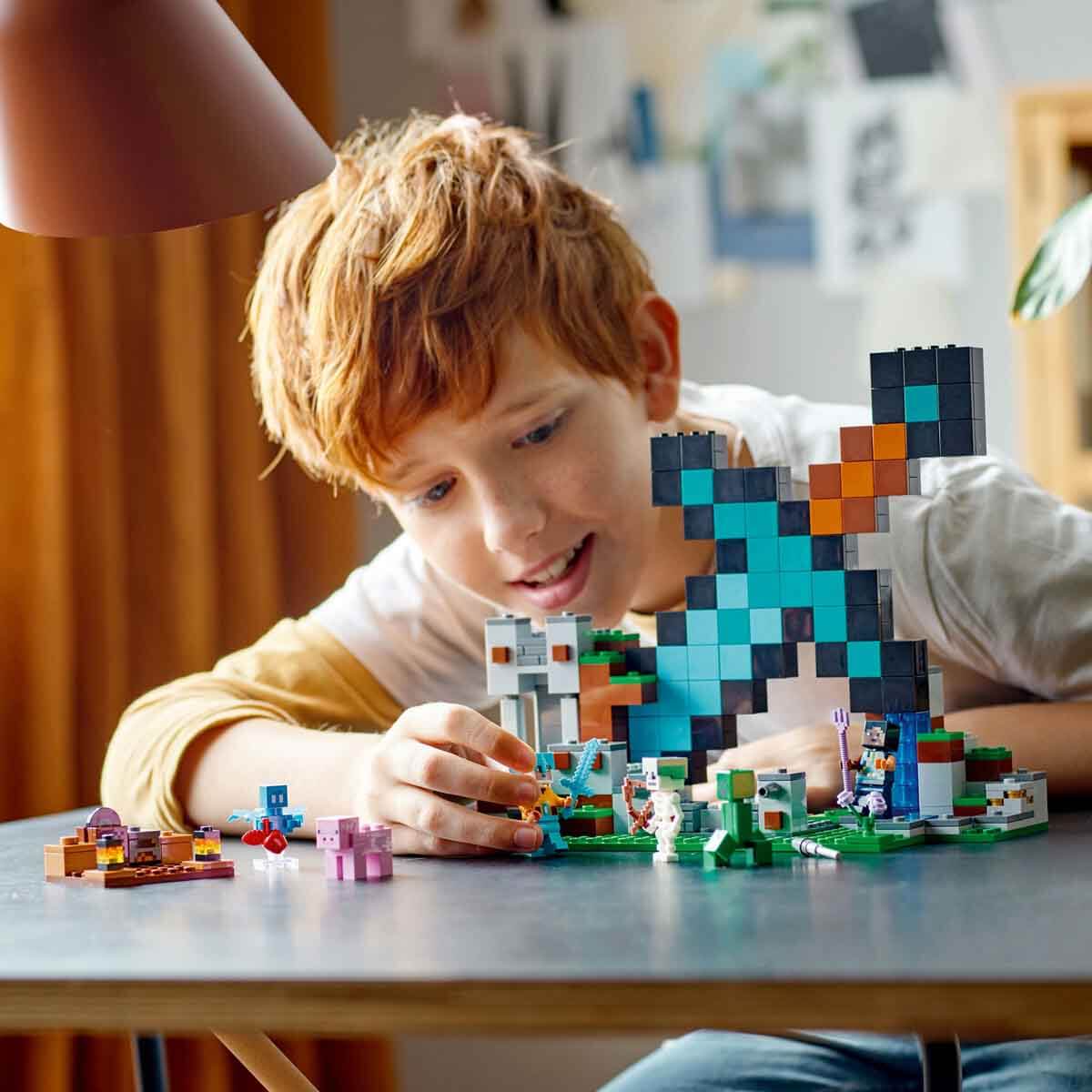 undefined - 45e2a_LEGO_Minecraft_Kilic_Ussu_21244.jpg