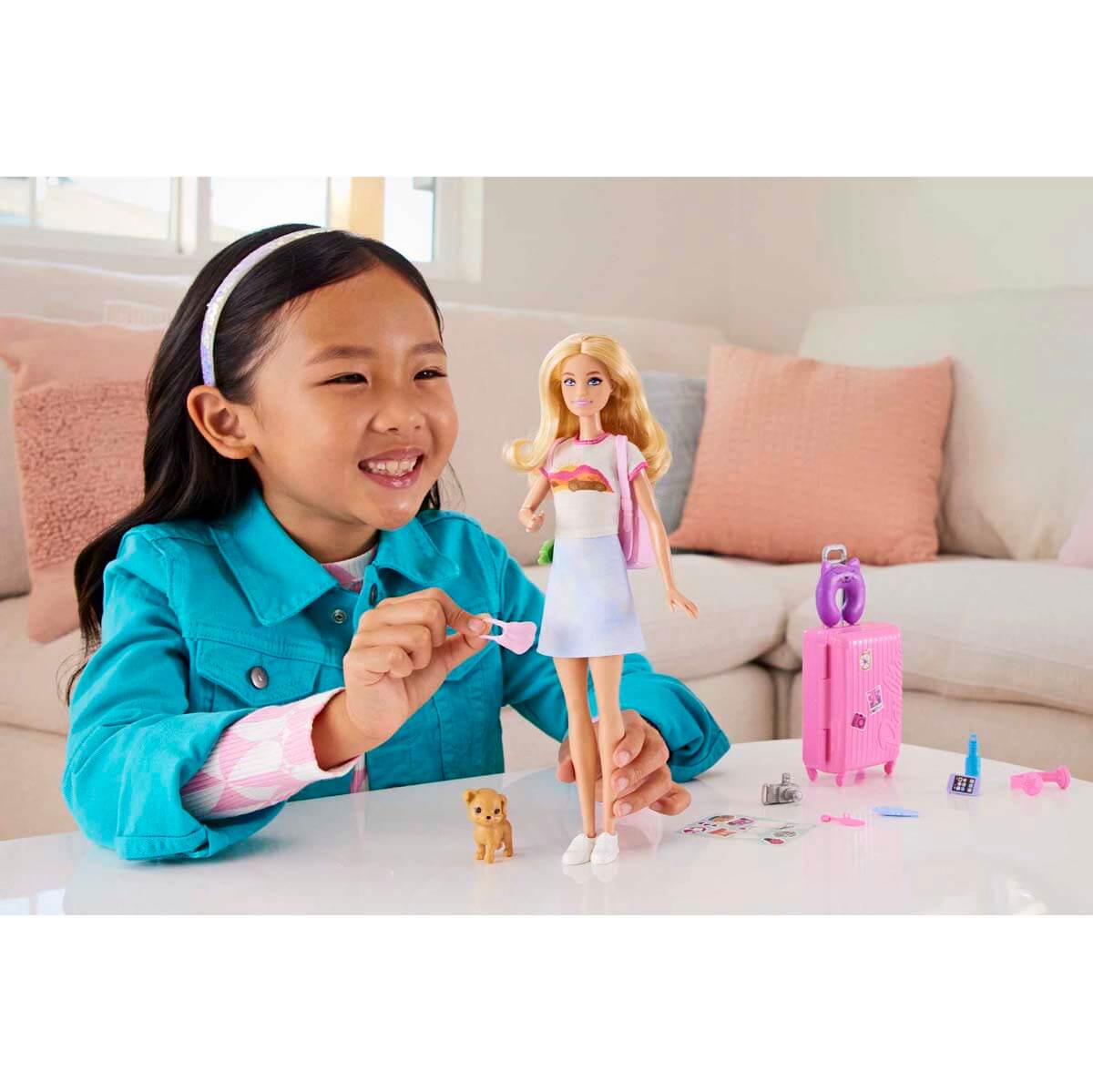 Barbie Seyahatte Bebeği ve Aksesuarları FWV25 - Tişört Etekli