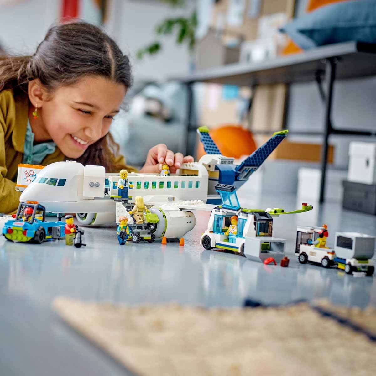 undefined - 53e83_LEGO_City_Yolcu_Ucagi_60367.jpg