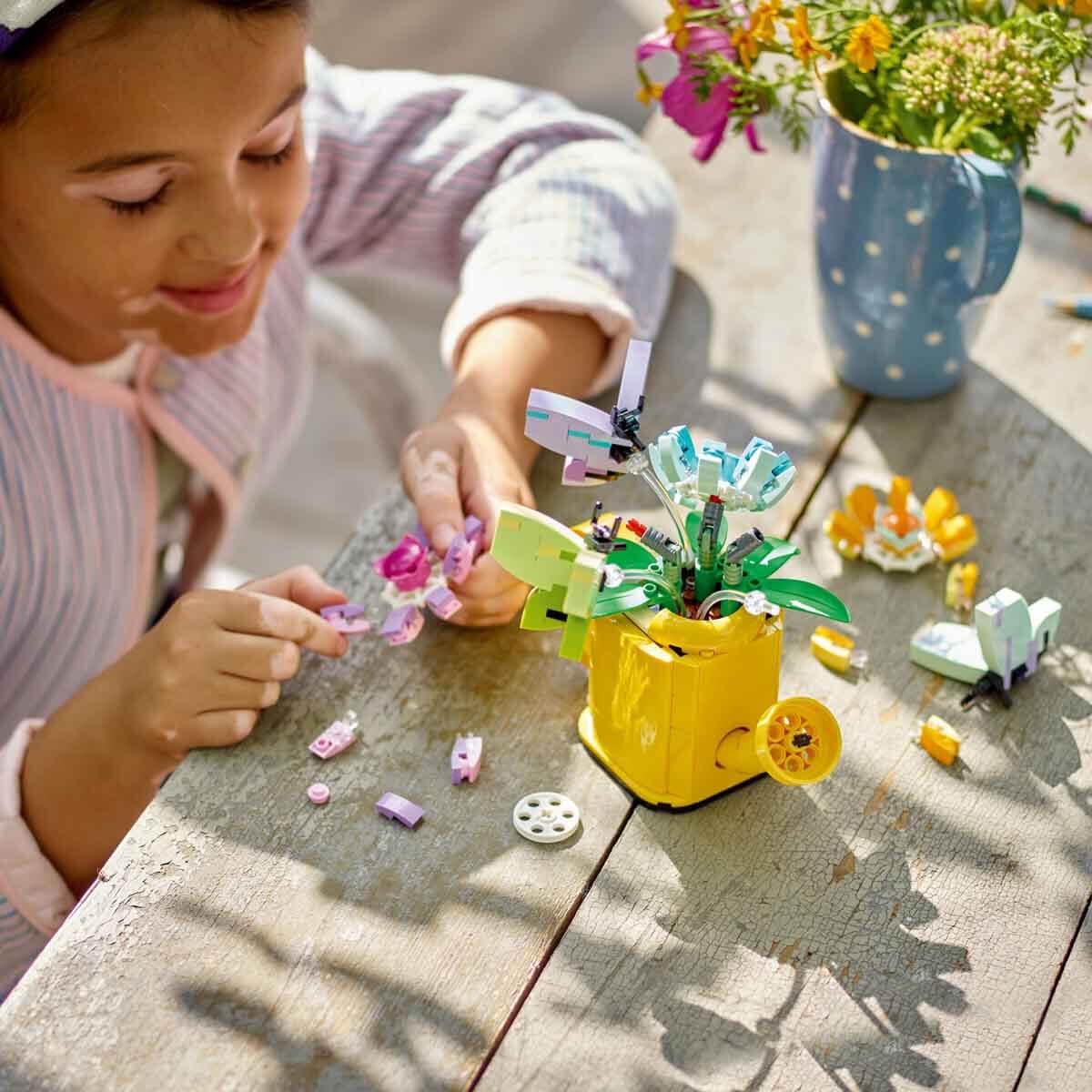 LEGO® Creator Sulama Kabında Çiçekler 31149 - 8 Yaş ve Üzeri