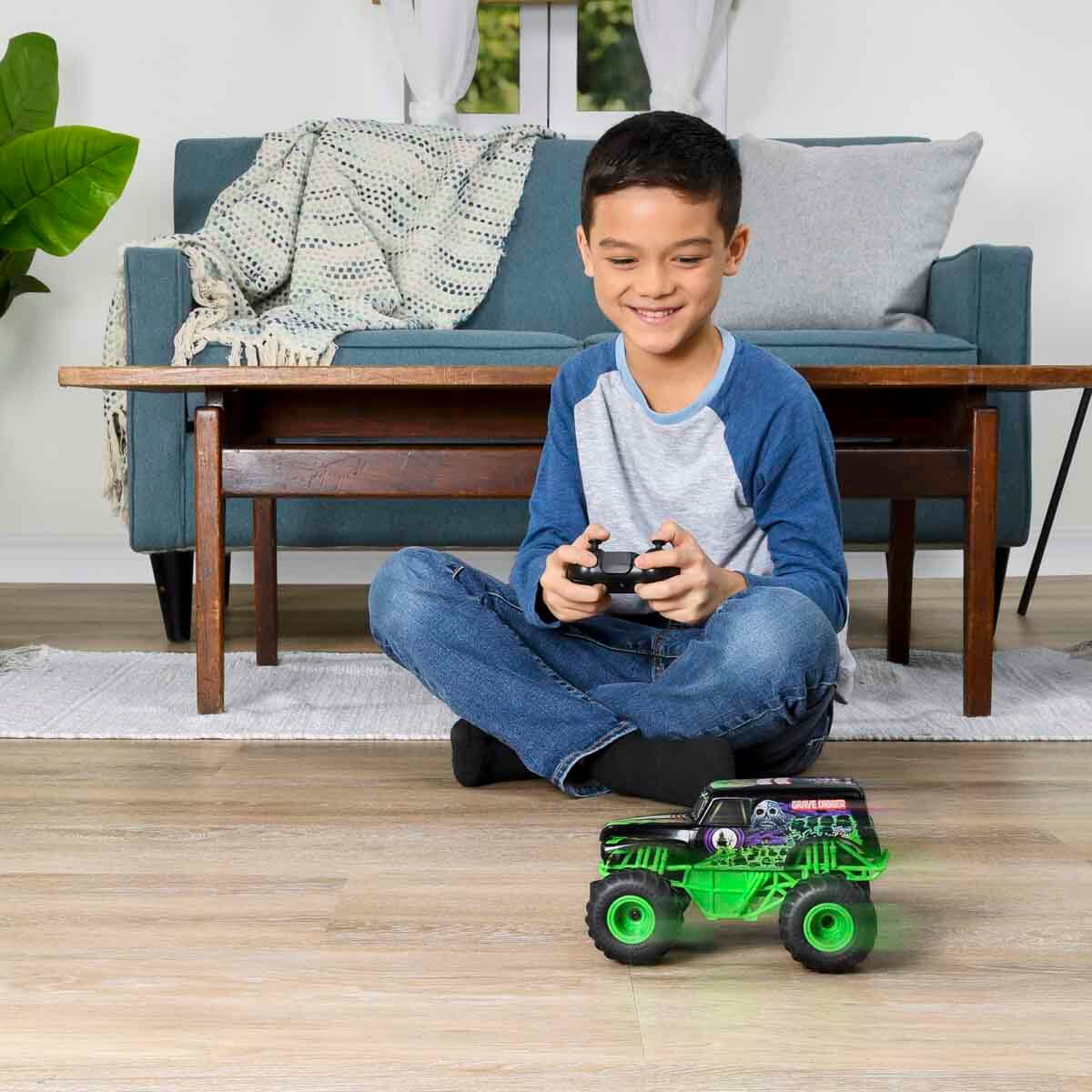undefined - 5b28e_1_24_Monster_Jam_Grave_Digger_Uzaktan_Kumandali_Ar.jpg
