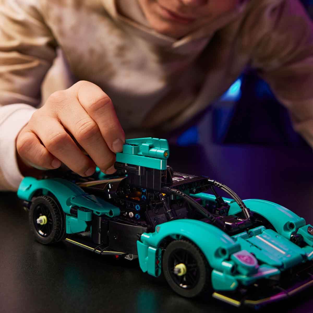 undefined - 64fa3_LEGO_Technic_Aston_Martin_Valkyrie_42208.jpg
