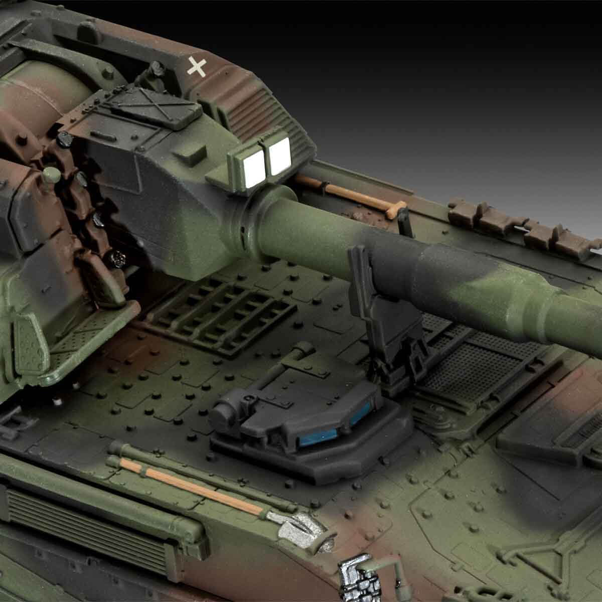 undefined - 69bcd_Revell_172_Panzerhaubitze_2000_VSO03347.jpg