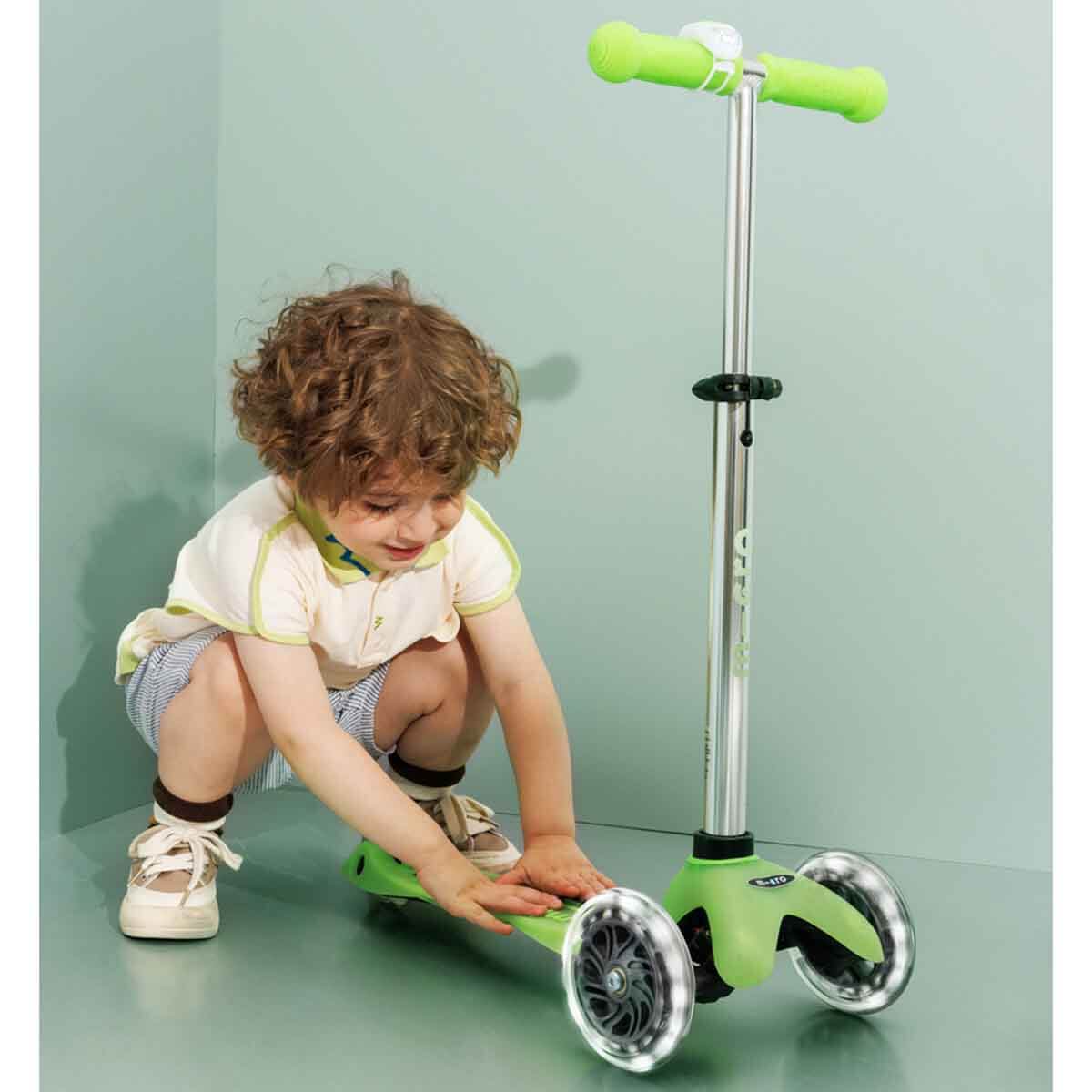 undefined - 726eb_Micro_Mini_Deluxe_3_Tekerlekli_Isikli_Yesil_Scoote.jpg