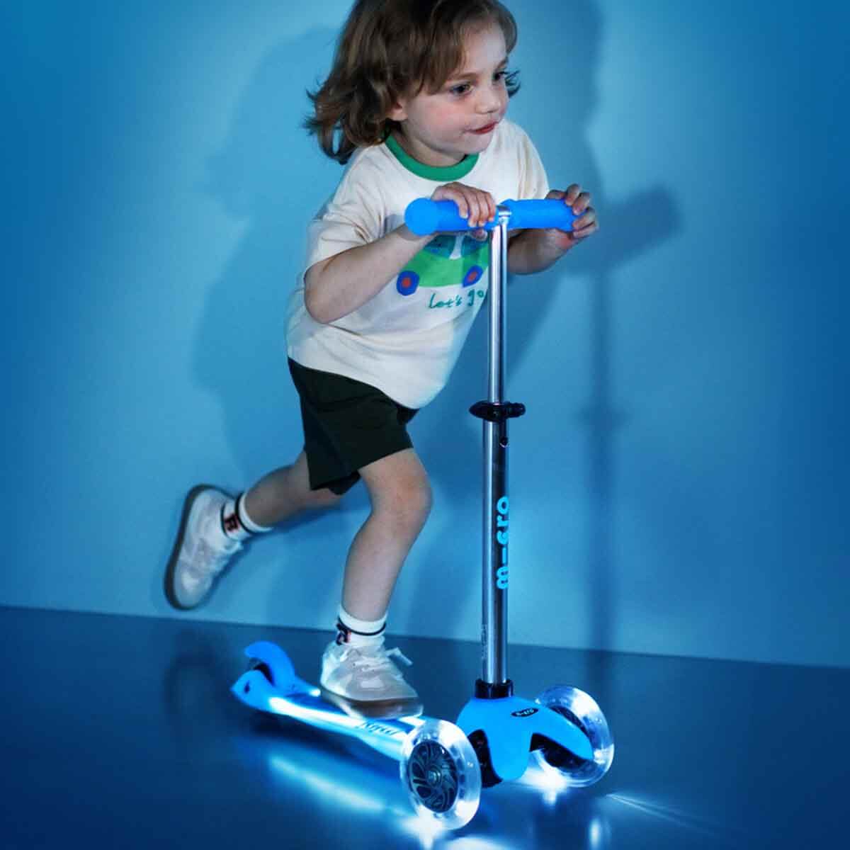 undefined - 73a78_Micro_Mini_Deluxe_3_Tekerlekli_Isikli_Mavi_Scooter.jpg