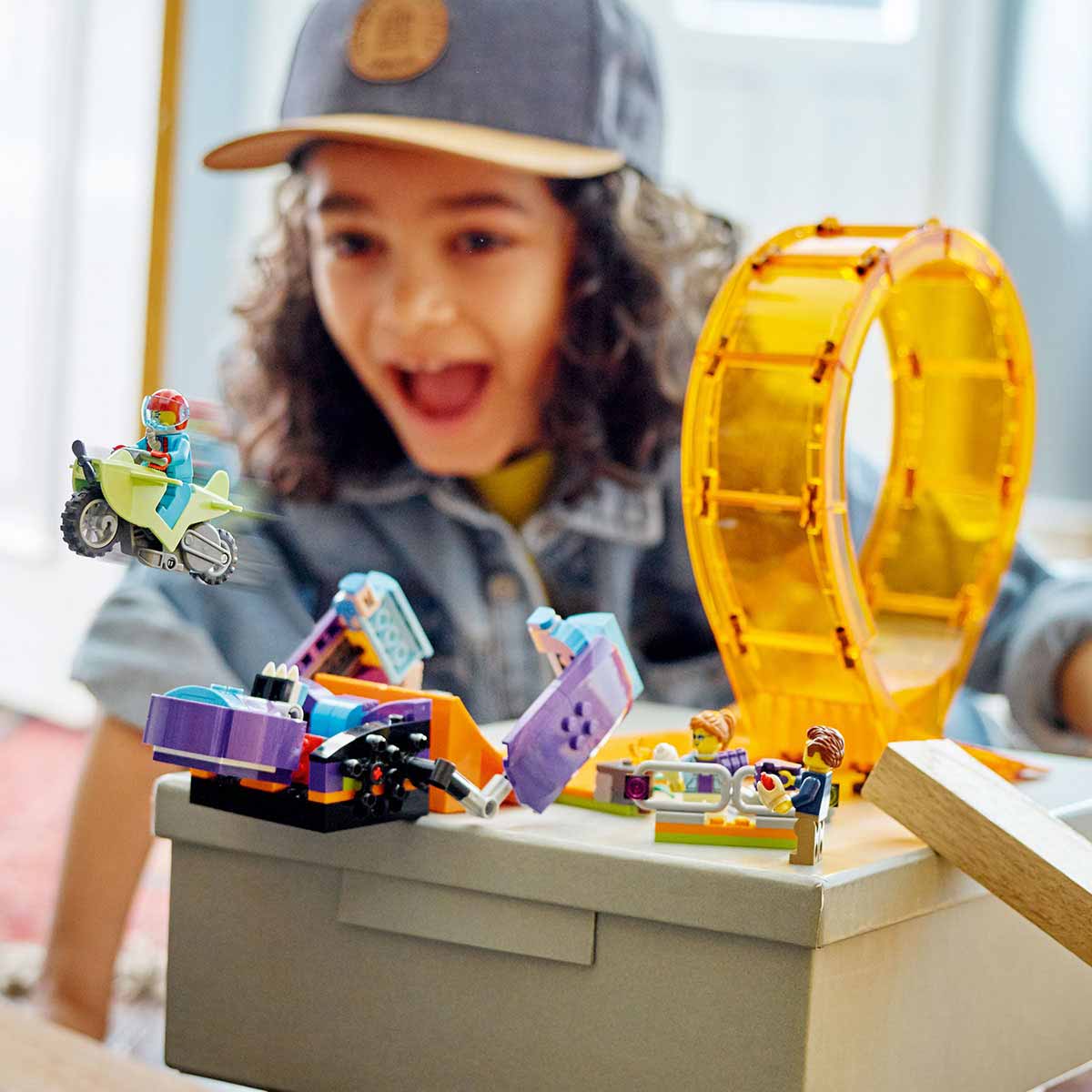 undefined - 767c7_LEGO_City_Sempanze_Yumrugu_Gosteri_Cemberi_60338.jpg