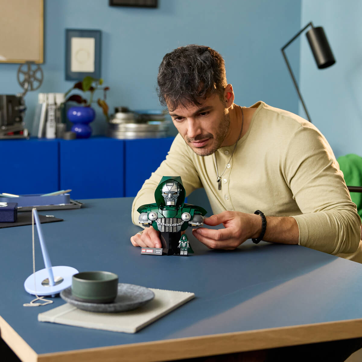 undefined - 7bc74_LEGO____Marvel_Doktor_Doom_Bustu_76345.jpg