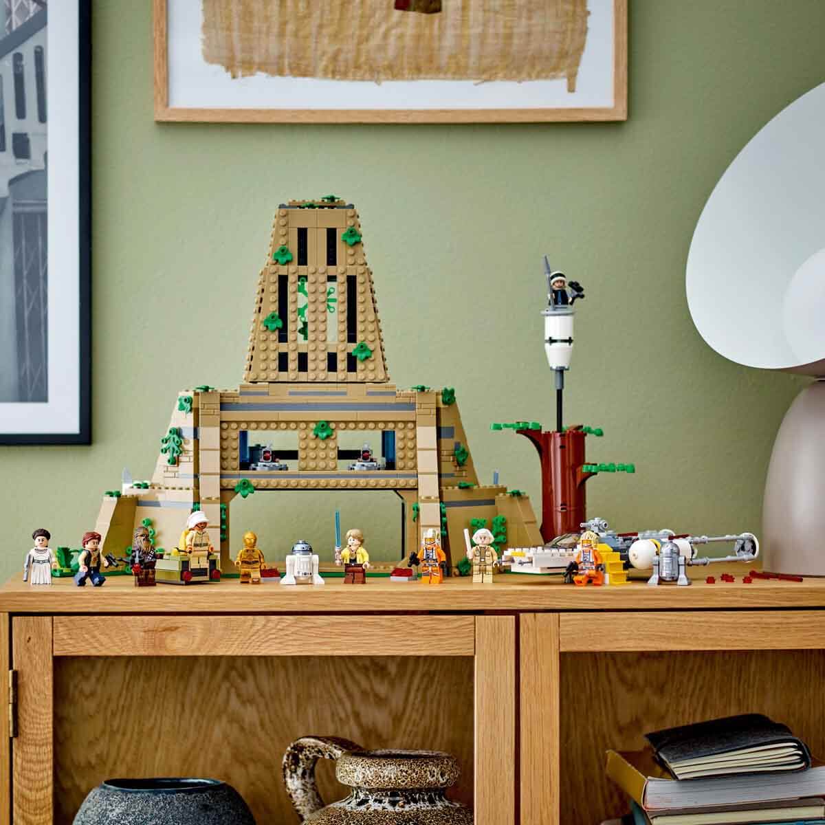 undefined - 7c409_LEGO_Star_Wars_Yavin_4_Asi_Ussu_75365.jpg