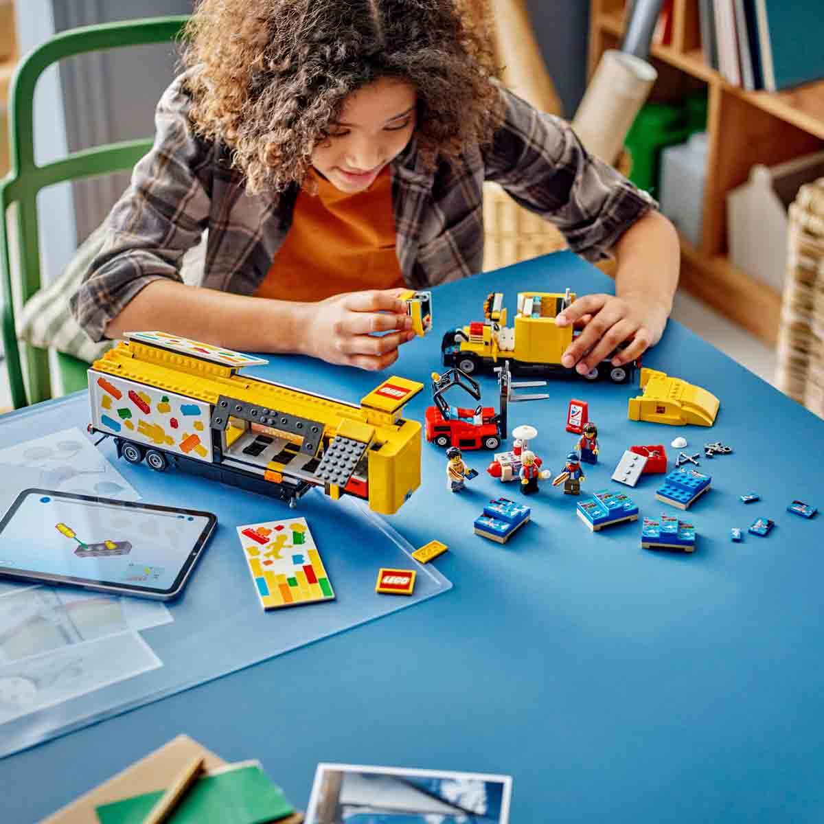 LEGO City Sarı Dağıtım Kamyonu 60440 - 8 Yaş ve Üzeri Çocuklar