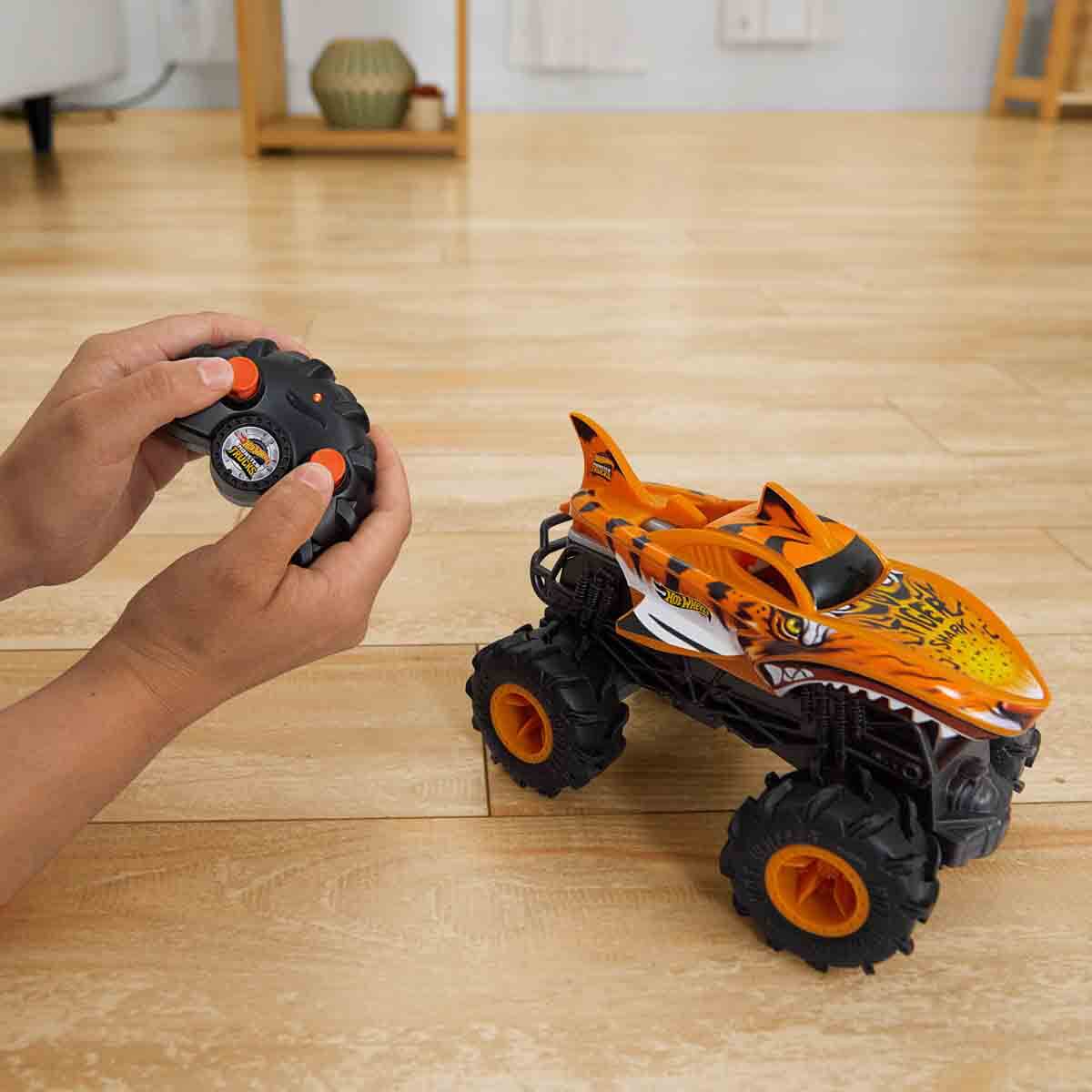 undefined - 7e7c3_1_24_Hot_Wheels_Monster_Trucks_Tiger_Shark_Uzaktan.jpg