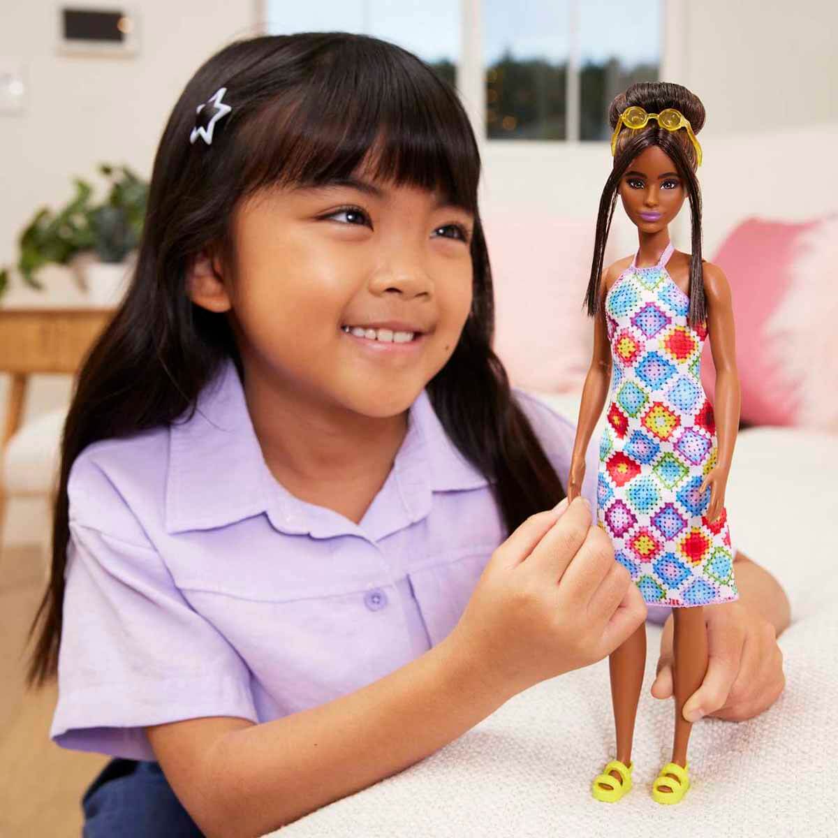 undefined - 7f387_Topuz_Sacli_ve_Orgu_Elbiseli_Barbie_Fashionistas_B.jpg