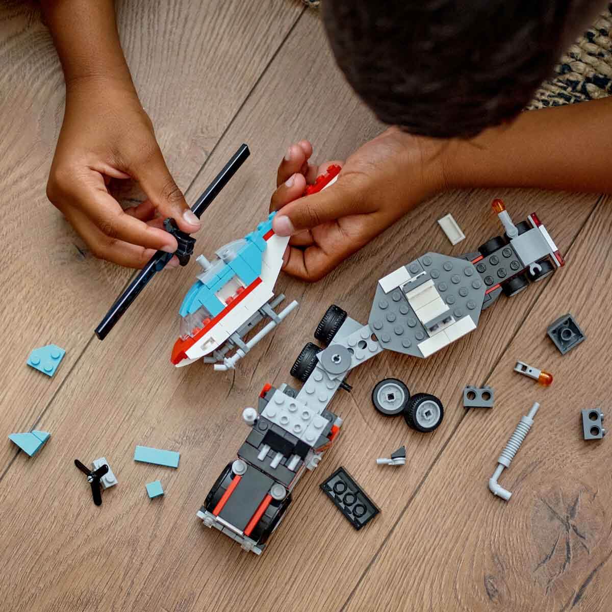 undefined - 85e10_LEGO___Creator_Helikopterli_Acik_Kasa_Kamyon_31146.jpg