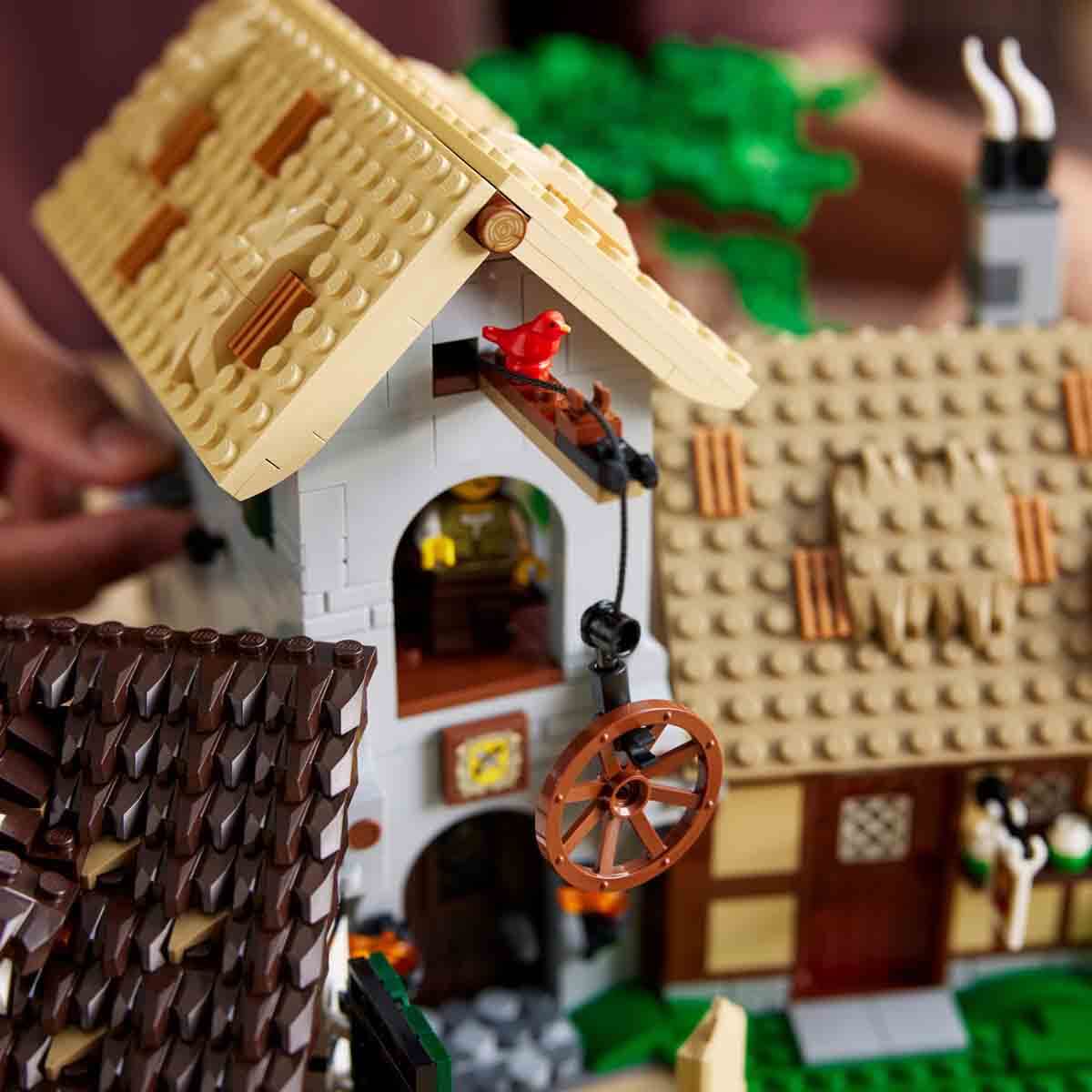 undefined - 867cc_LEGO_Icons_Ortacag_Kasabasi_Meydani_10332_.jpg