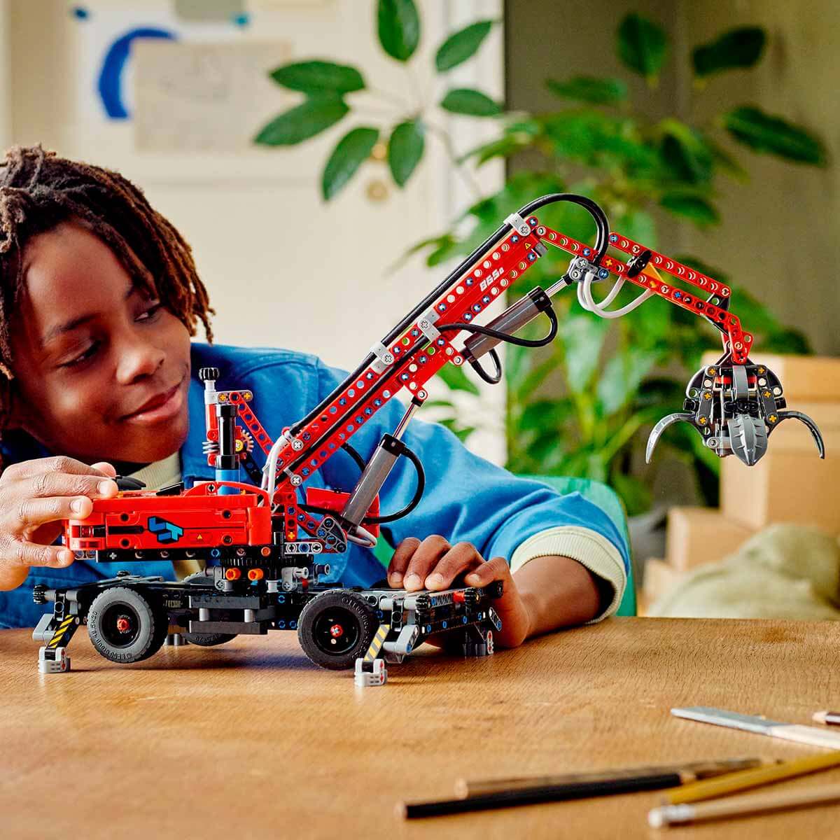 undefined - 86cf0_LEGO_Technic_Malzeme_Ellecleyici_42144.jpg