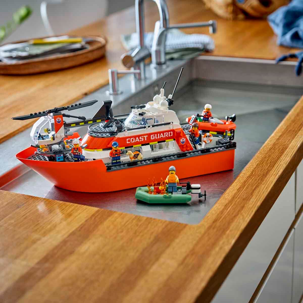 LEGO City Sahil Güvenlik Kurtarma Botu ve Helikopteri 60504 – 7