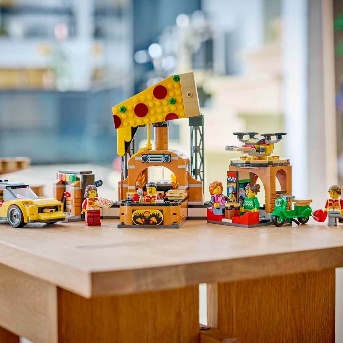 LEGO City Araçlarla Pizza Dağıtım Deneyimi 60496 - 6 Yaş ve Üzeri