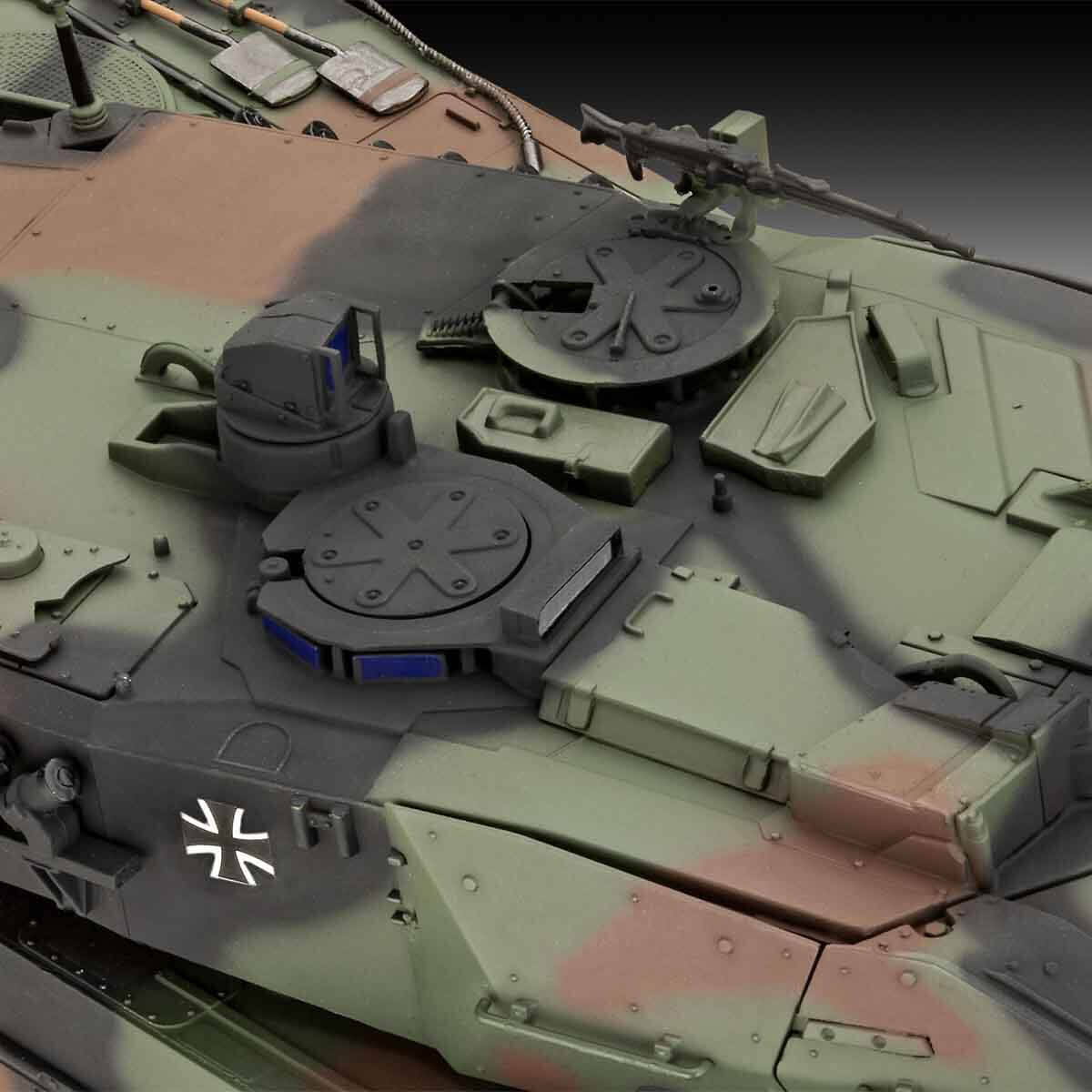 undefined - 93d21_Revell_135_Leopard_2A6M_VSO03342.jpg