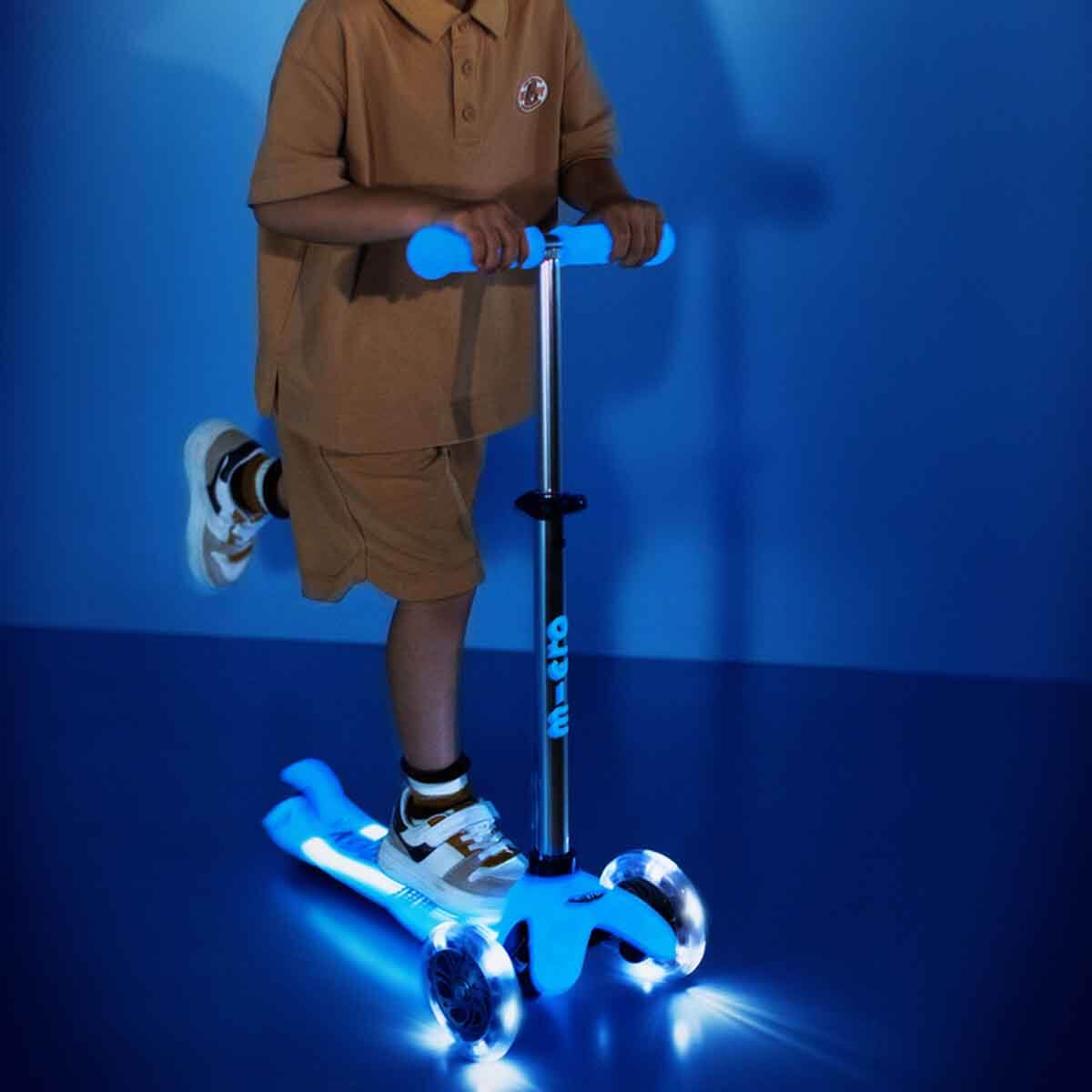 undefined - 975f0_Micro_Mini_Deluxe_3_Tekerlekli_Isikli_Mavi_Scooter.jpg