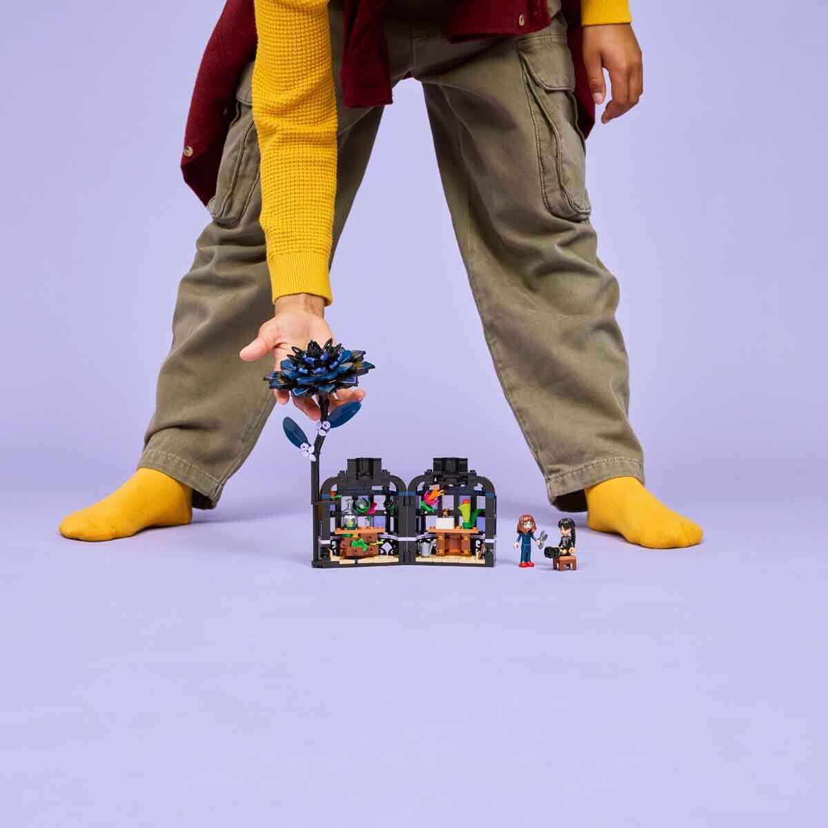 undefined - 9a9d3_LEGO_Wednesday_Siyah_Yildiz_Cicegi_76784_.jpg