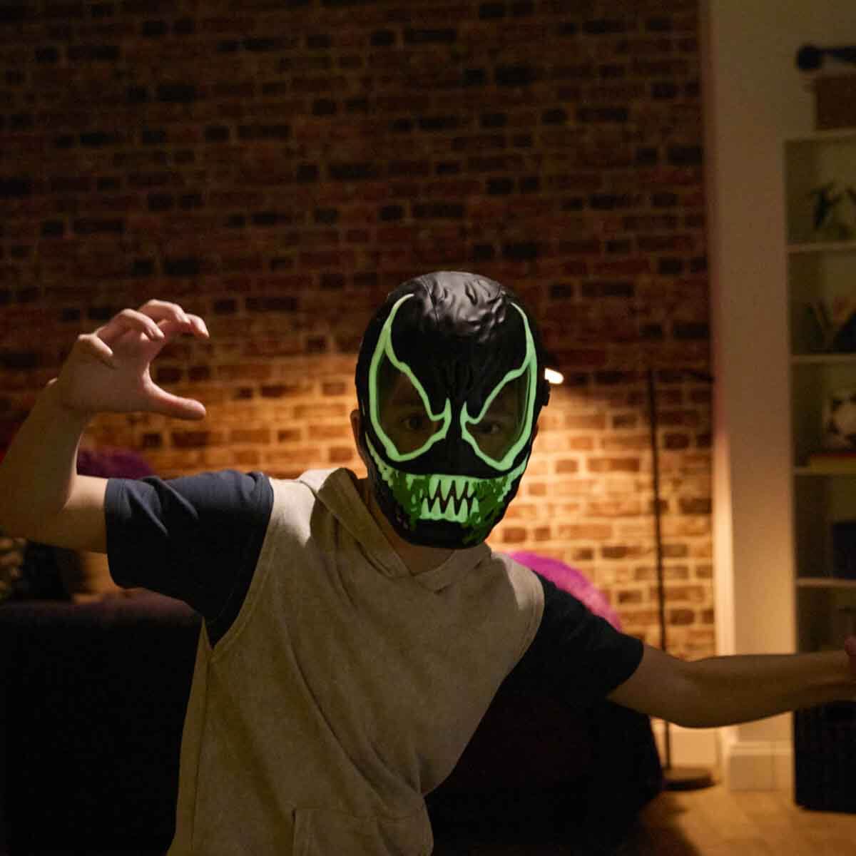 undefined - 9afb3_Sesli_SpiderMan_Venom_Versus_Karanlikta_Parlayan_V.jpg