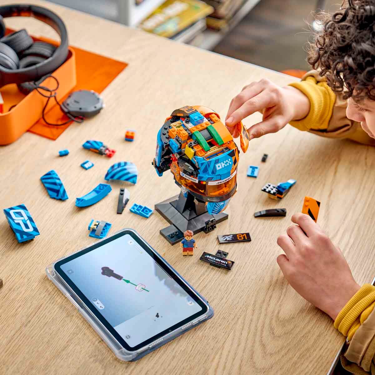 undefined - 9cbaf_LEGO_Editions_McLaren_Mastercard_F1_Team_Oscar_Pia.jpg