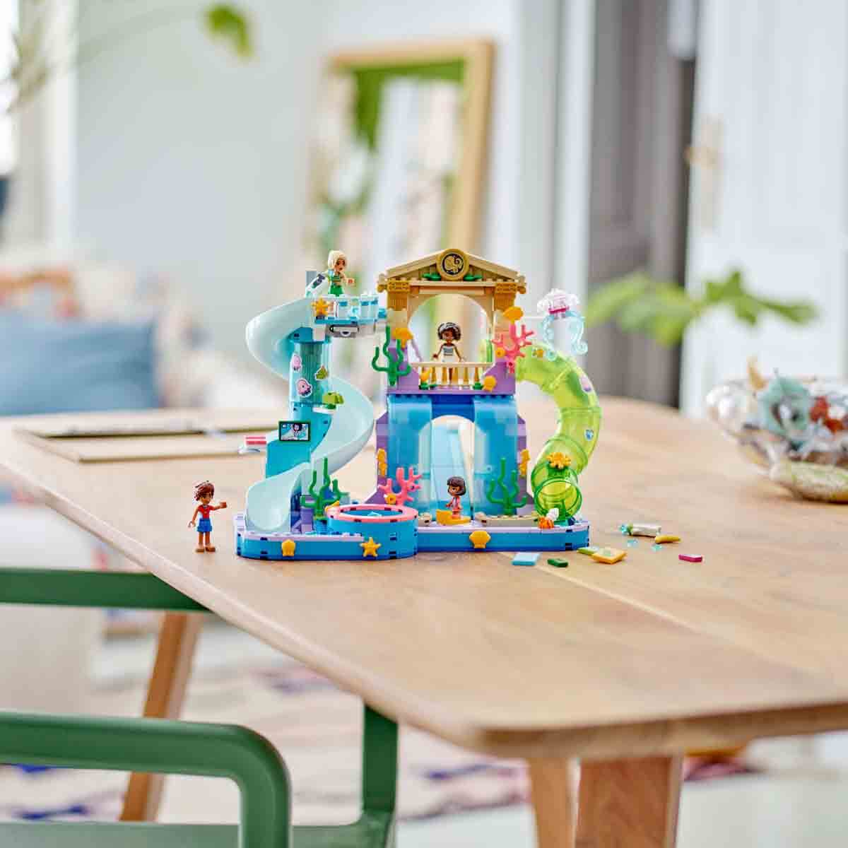 undefined - 9ce3e_LEGO_Friends_Heartlake_City_Su_Parki_42630_.jpg