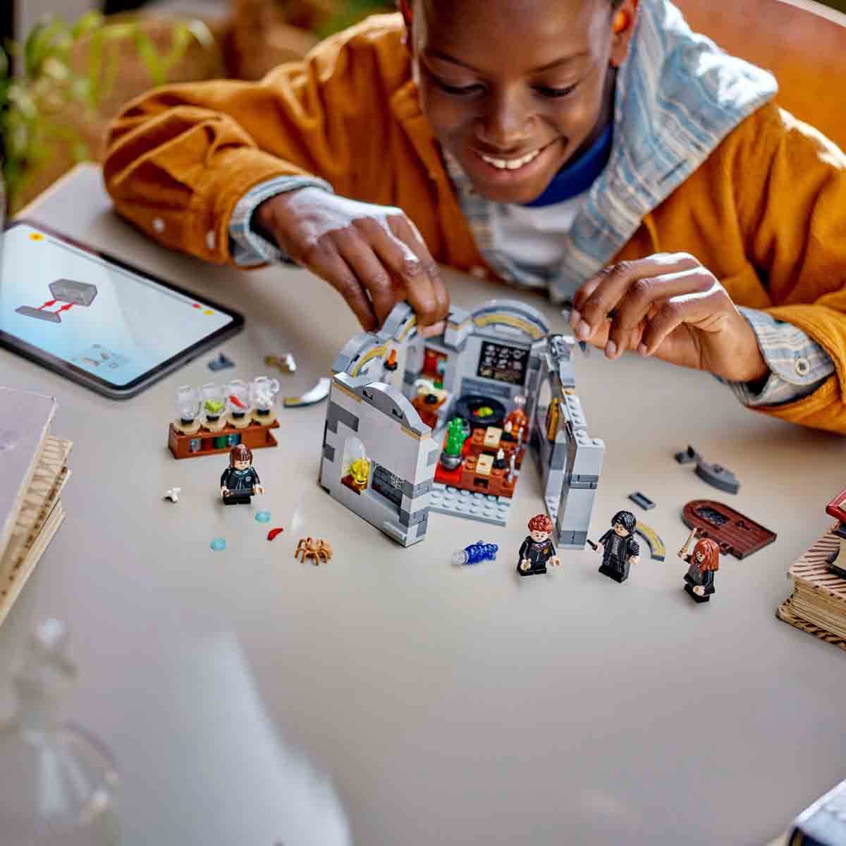 undefined - a8c8a_LEGO_Harry_Potter_Hogwarts_Satosu_Iksir_Dersi_7643.jpg