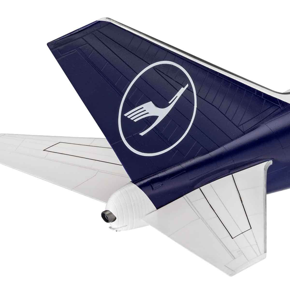 undefined - ad7c5_Revell_1_144_Boeing_747_8_VSU03891.jpg