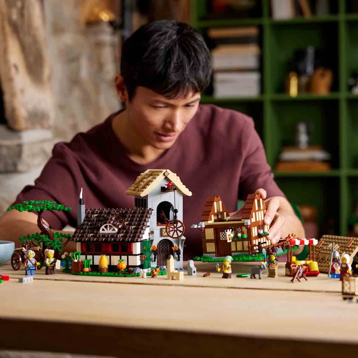 undefined - aeb83_LEGO_Icons_Ortacag_Kasabasi_Meydani_10332_.jpg