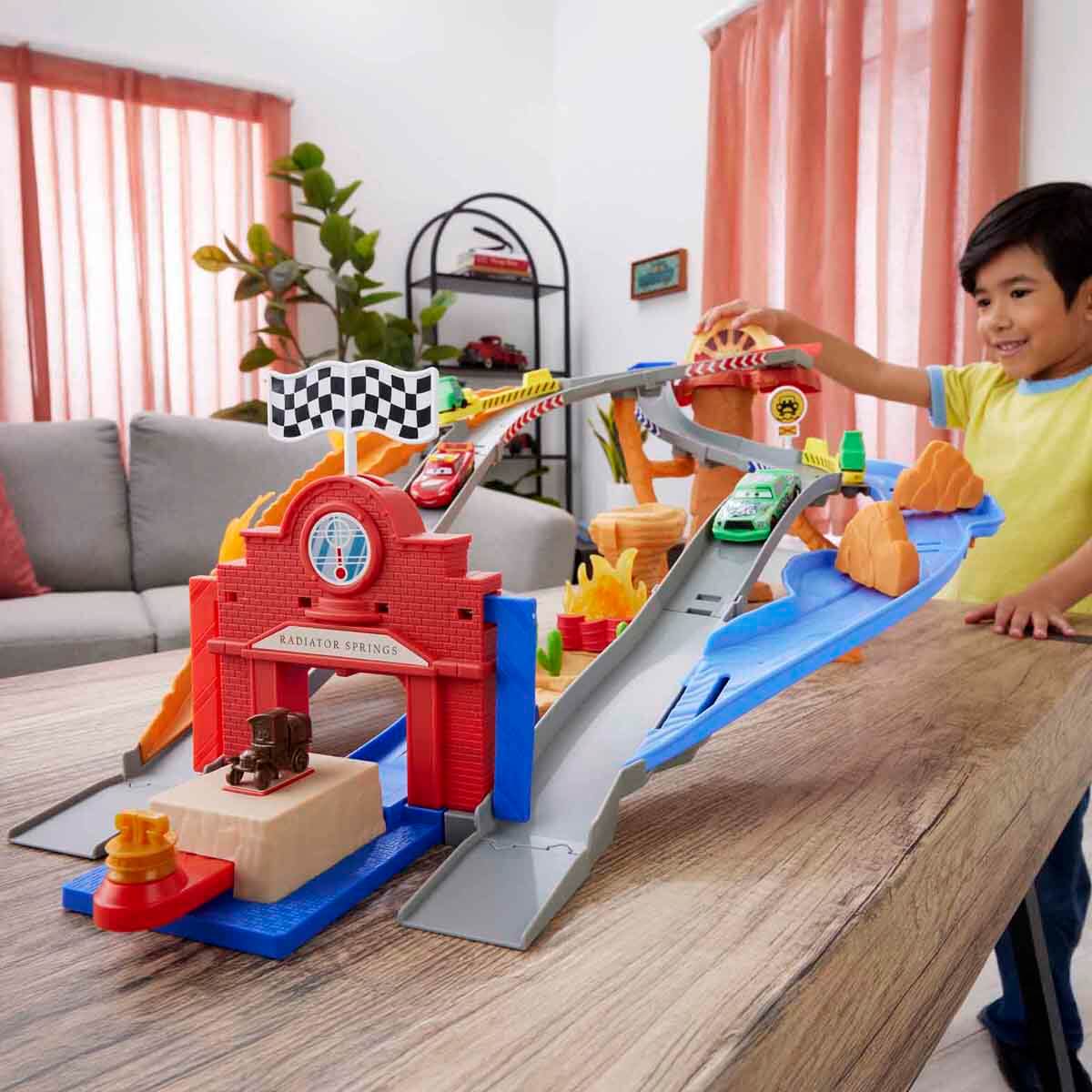 Disney Pixar Cars Radiator Springs Yarış ve Kurtarma Pisti Oyun